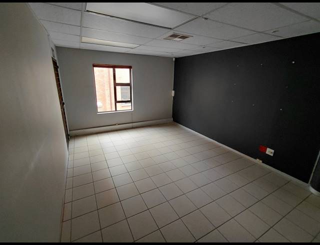 151M² OFFICE TO LET IN FOURWAYS